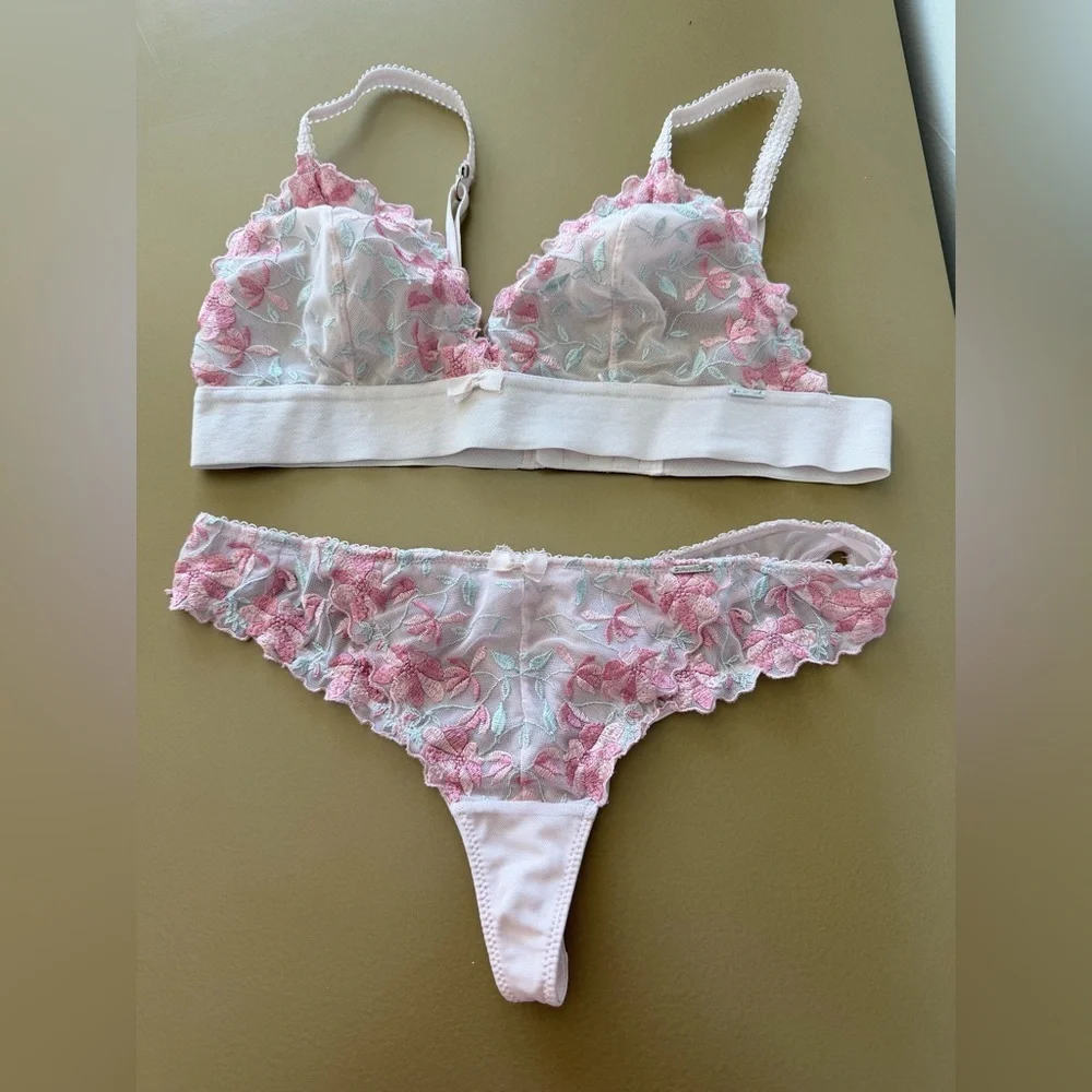 Pink Floral Lace Bralette and Pantues Set. Bra M panties S